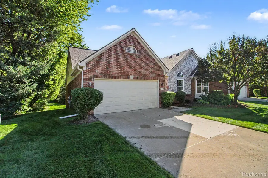 3806 Arbor Drive, Auburn Hills, MI 48326 - #3