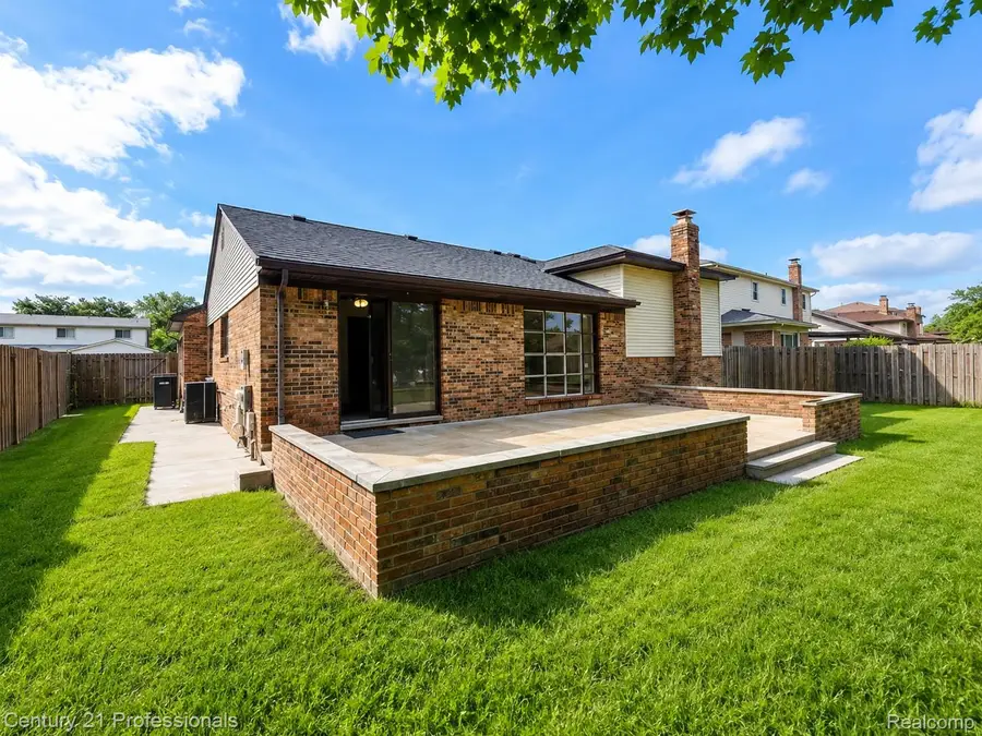 36730 Engleside Dr Drive, Sterling Heights, MI 48310 - #2