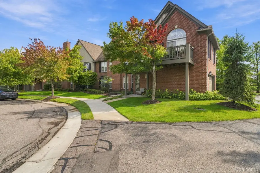 28067 Carlton Way Drive, Novi, MI 48377 - #2