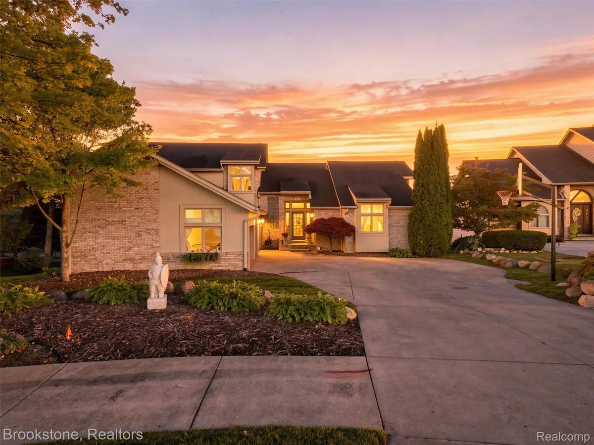 2613 Cove Bay Drive, Waterford, MI 48329 - #1