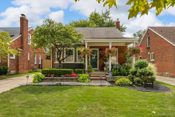 1993 Anita Avenue, GrossePointeWoods, MI 48236