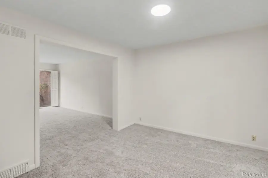 3031 Lindenwood Drive, Dearborn, MI 48120 - #3