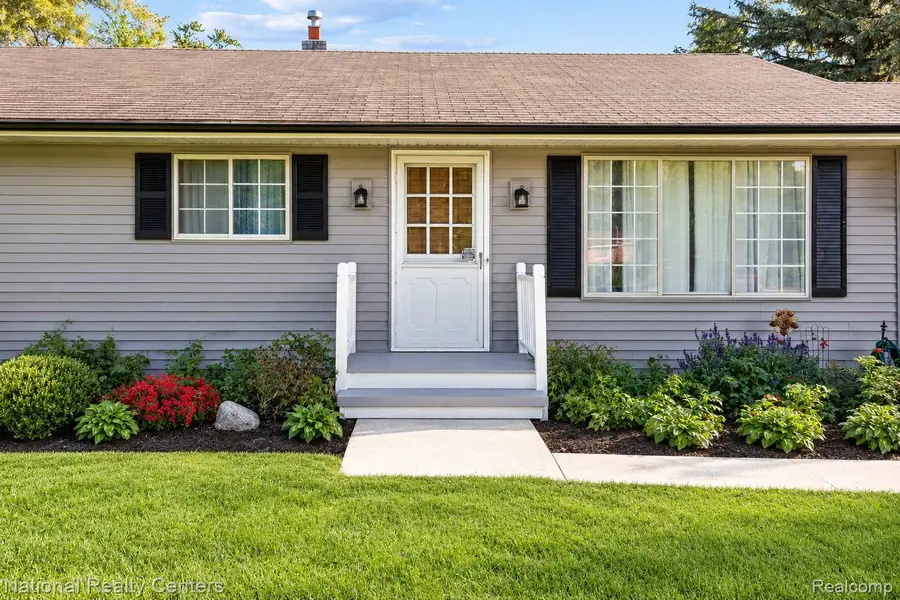 2700 W Walton Boulevard, Waterford, MI 48329 - #2