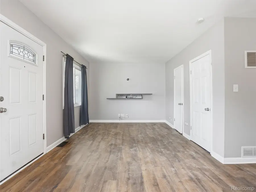 20629 Hollywood Street, Harper Woods, MI 48225 - #2