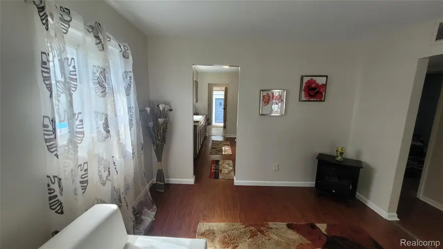 606 E Milton Avenue, Hazel Park, MI 48030 - #2