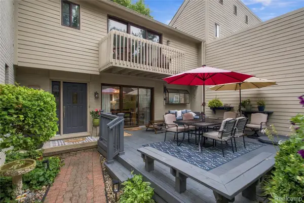 42662 Elizabeth Place, ClintonTwp, MI 48038