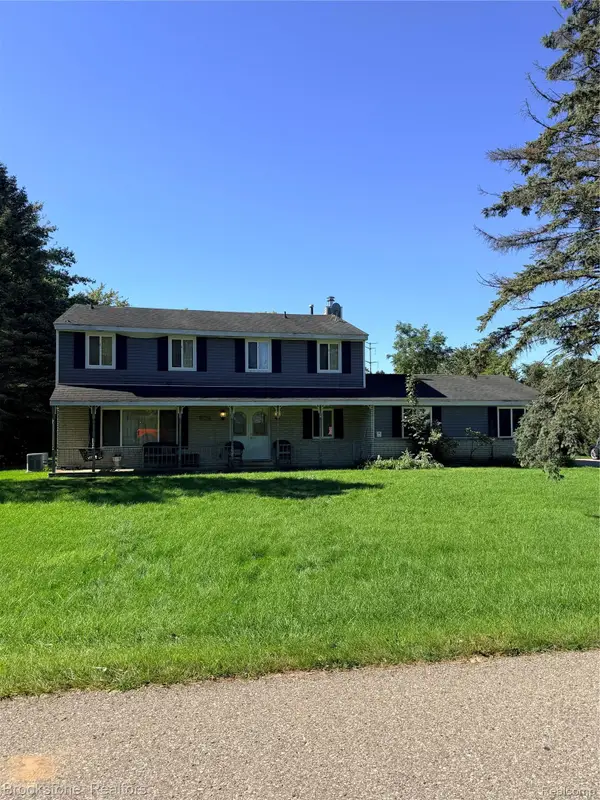 1300 Thread Valley, Holly, MI 48442