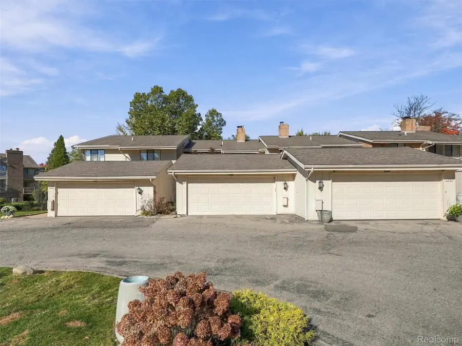 7383 Creek View CT, West Bloomfield, MI 48322 - #2