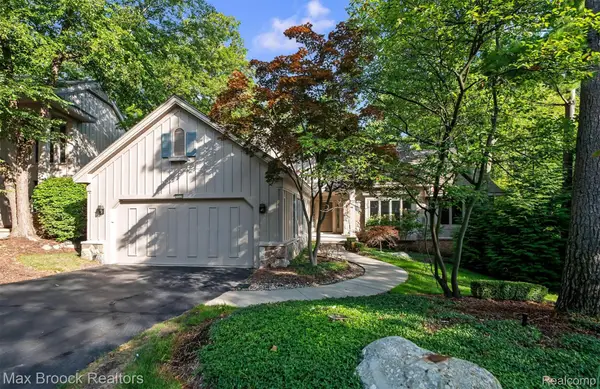 4904 Woodcliff Hill Road N, WestBloomfield, MI 48323