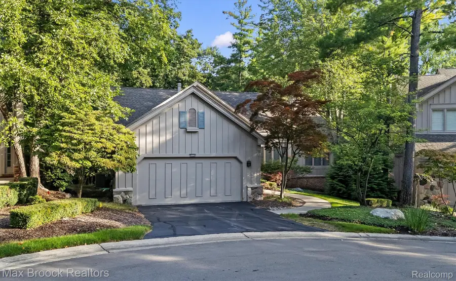 4904 Woodcliff Hill Road N, West Bloomfield, MI 48323 - #2