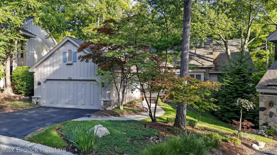 4904 Woodcliff Hill Road N, West Bloomfield, MI 48323 - #3