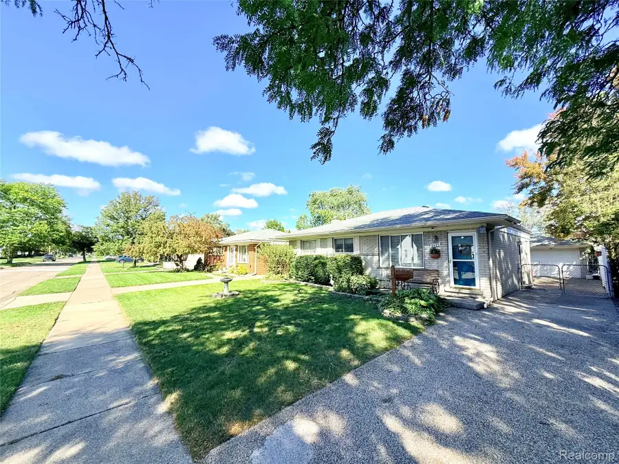 8485 Helen, Center Line, MI 48015 - #3