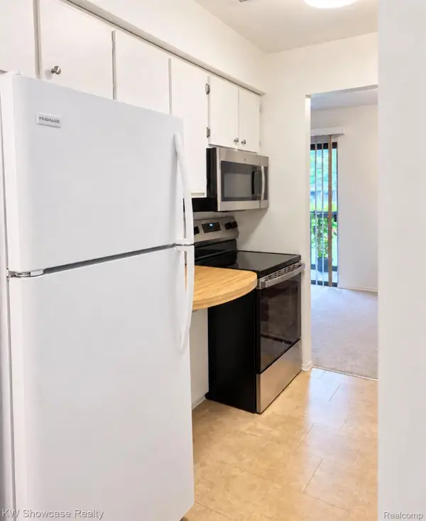 30028 W 12 Mile Road #32, FarmingtonHills, MI 48334