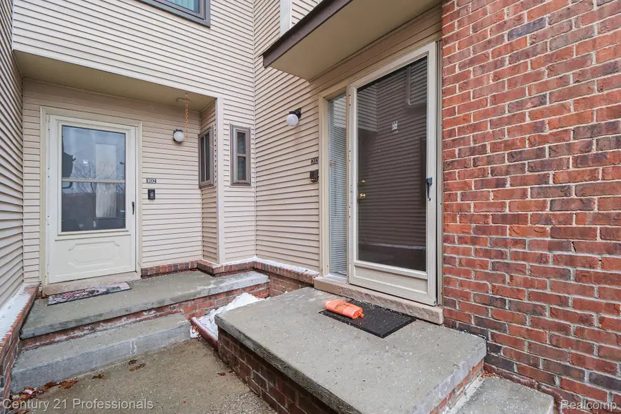 6680 Ridgefield Circle #102, West Bloomfield, MI 48322 - #2