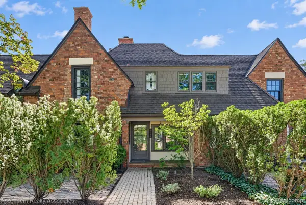 1060 Wimbleton Drive, Birmingham, MI 48009