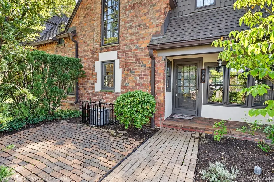 1060 Wimbleton Drive, Birmingham, MI 48009 - #2