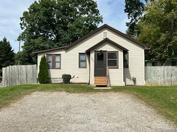 5490 Sarvis Drive N, Waterford, MI 48327
