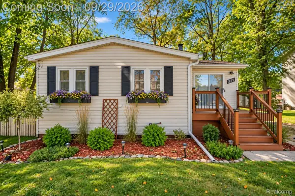 327 Orion Terrace, LakeOrion, MI 48362