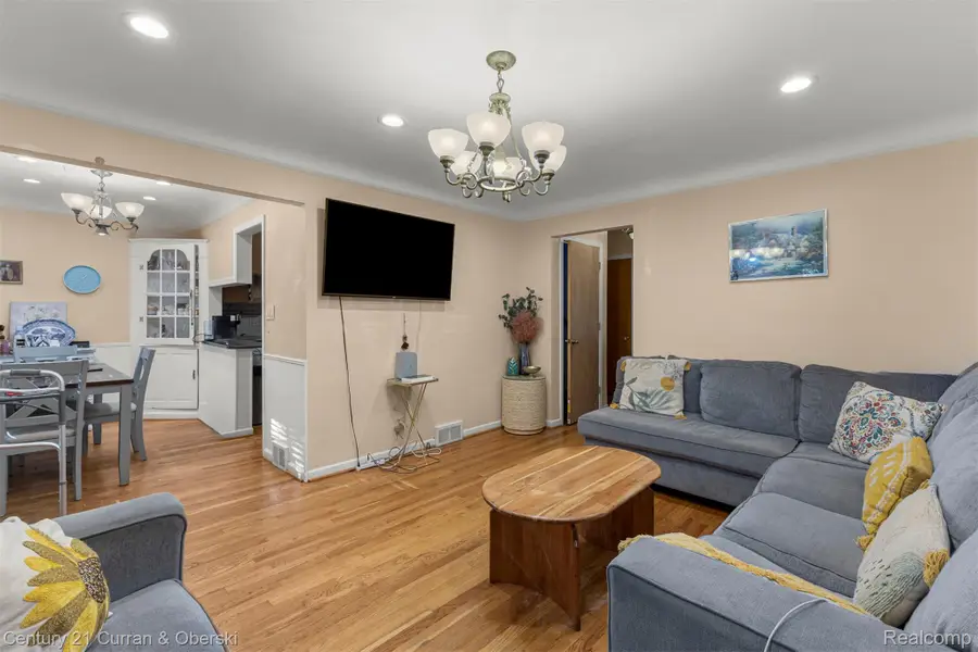 6879 N Lafayette Street, Dearborn Heights, MI 48127 - #3