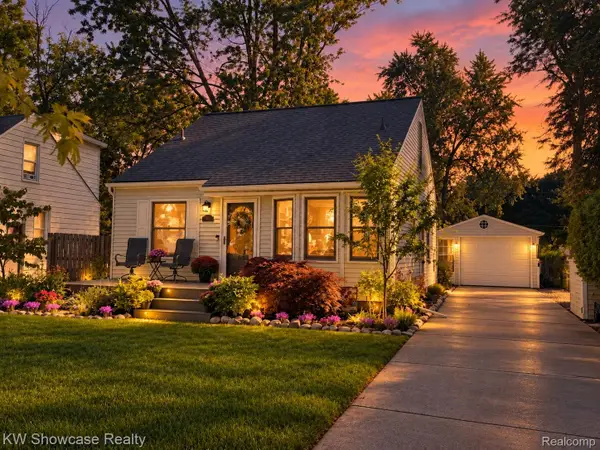 363 S Roslyn Road, Waterford, MI 48328