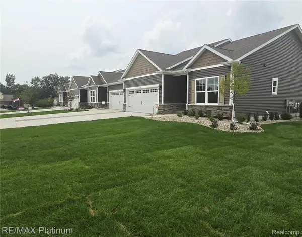 825 Oakwood Circle #04, Fenton, MI 48430