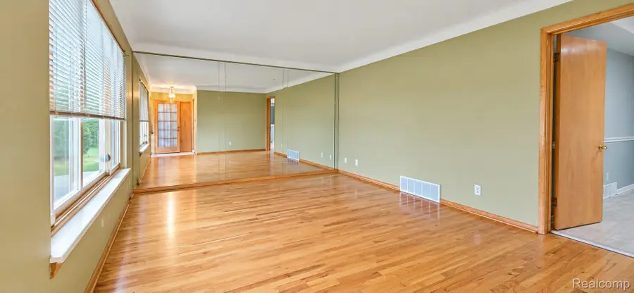 28200 Newland Drive, Warren, MI 48093 - #3