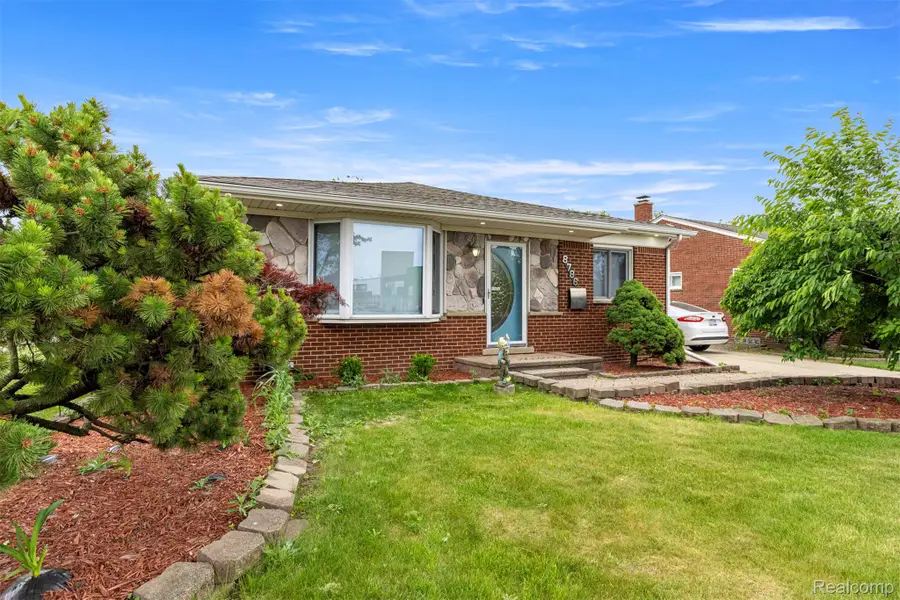 8786 N Evangeline Street, Dearborn Heights, MI 48127 - #2