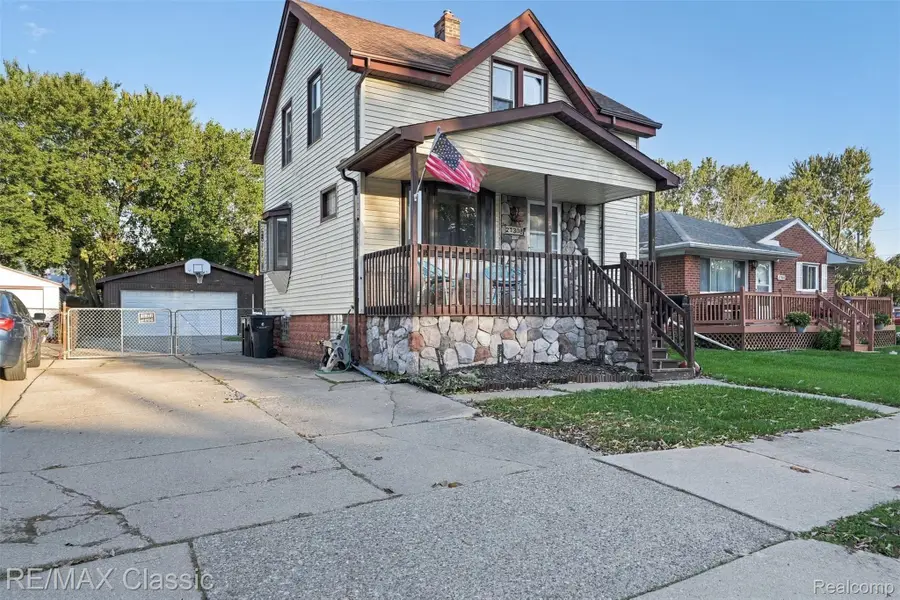 27308 Grant Street, Saint Clair Shores, MI 48081 - #2