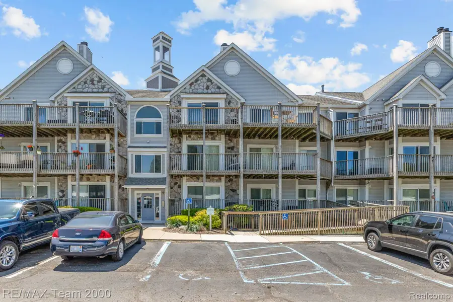 37522 Jefferson Avenue #102, Harrison Township, MI 48045 - #3