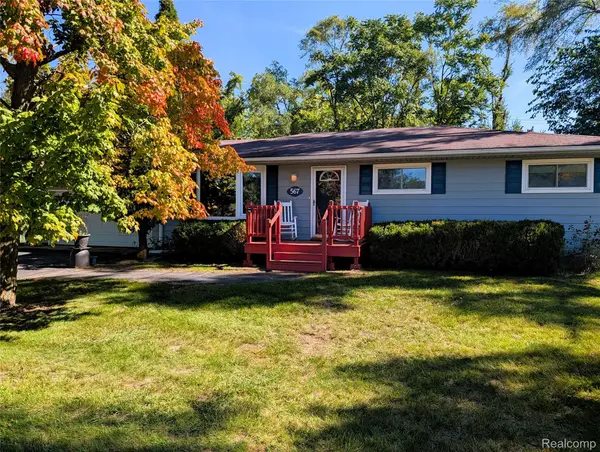 567 Pine Tree Road, LakeOrion, MI 48362