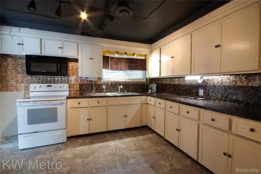 25405 Miracle Drive, Madison Heights, MI 48071 - #3