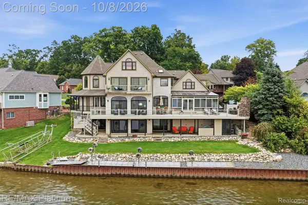 997 Thompson Shore Drive, Howell, MI 48843
