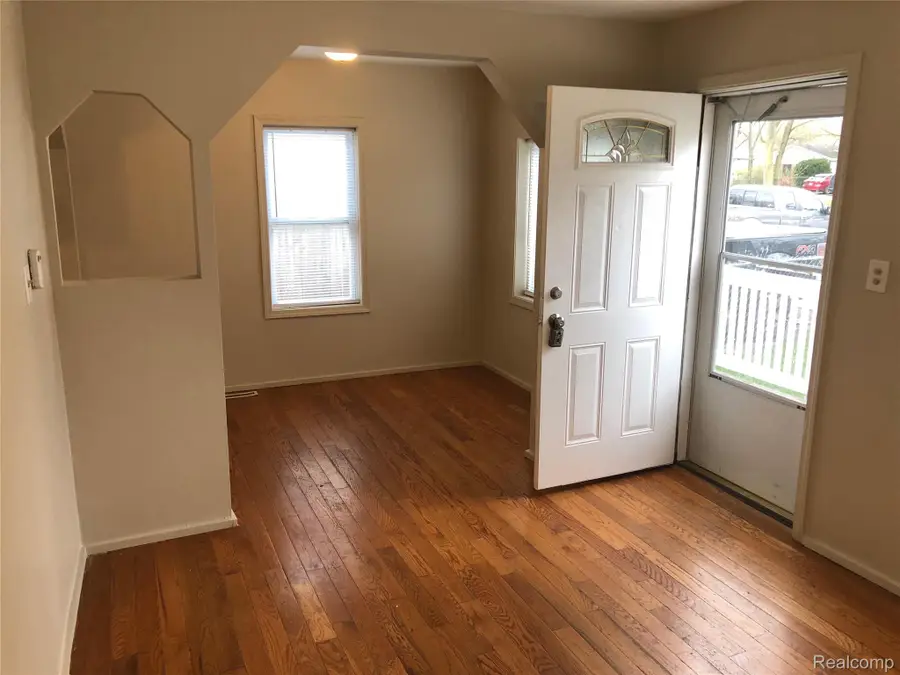 220 W Columbia Avenue, Pontiac, MI 48340 - #2