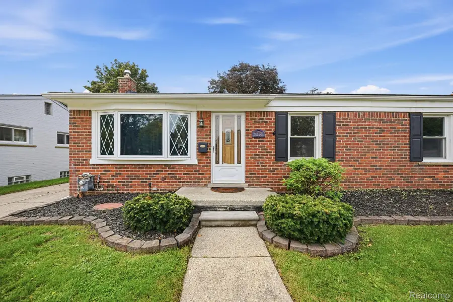 9293 Virginia Street, Livonia, MI 48150 - #3