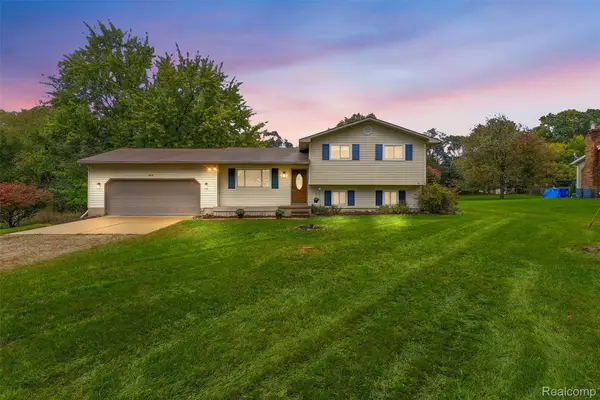 819 Alpine Trail, Fenton, MI 48430