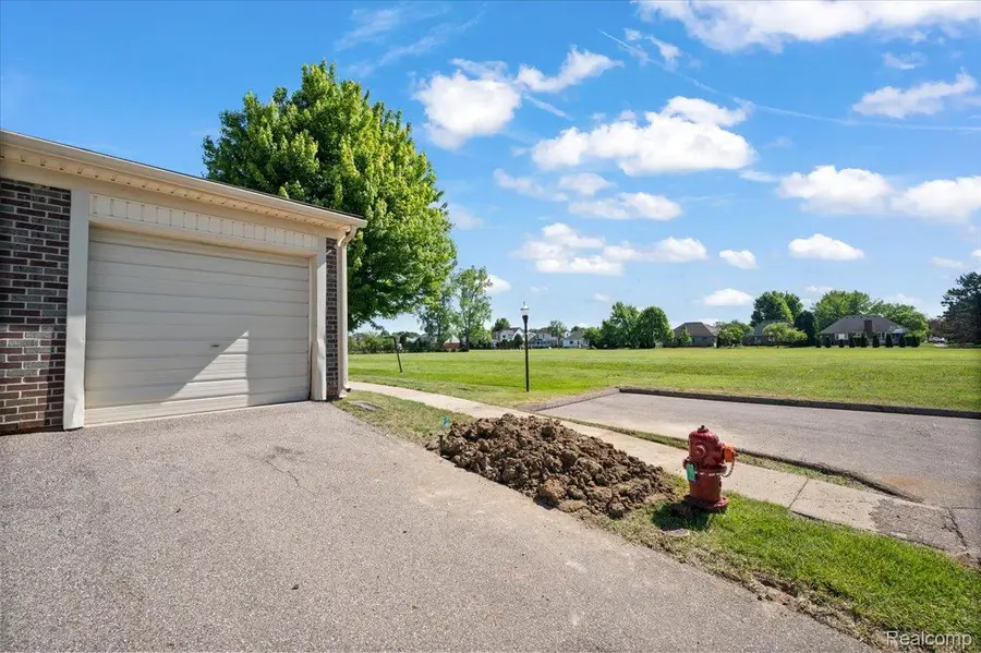 2824 Roundtree Drive, Troy, MI 48083 - #3