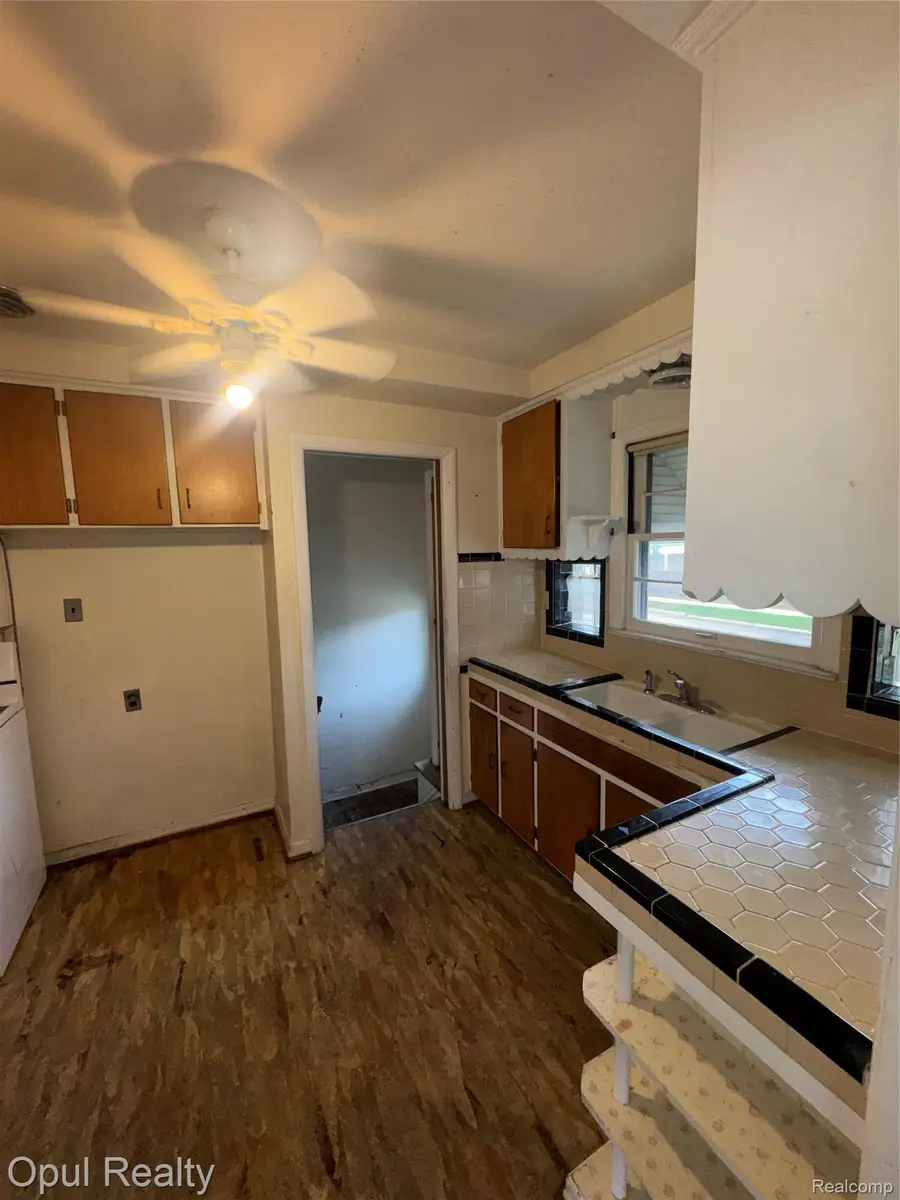 504 E Pearl Avenue, Hazel Park, MI 48030 - #3