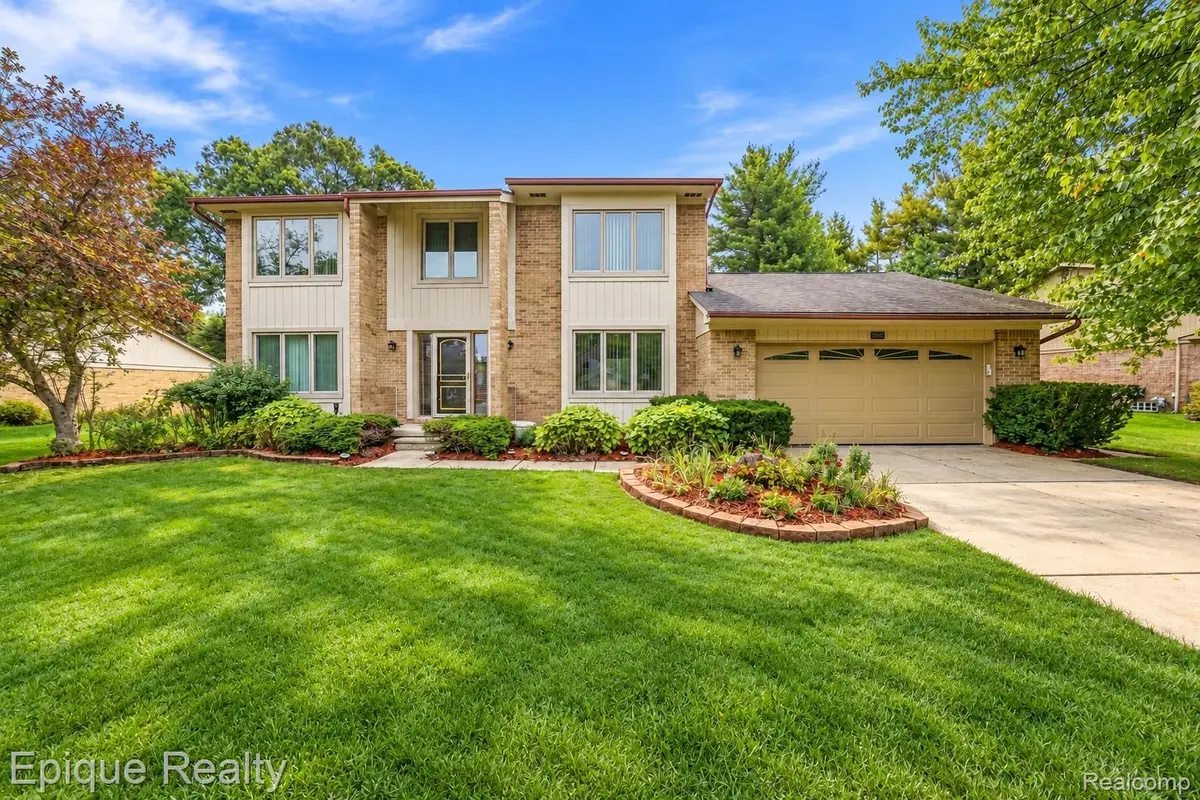 33033 Walnut Lane, Farmington Hills, MI 48334 - #1