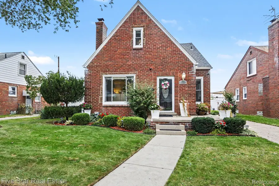 15283 Couzens Avenue, Eastpointe, MI 48021 - #2