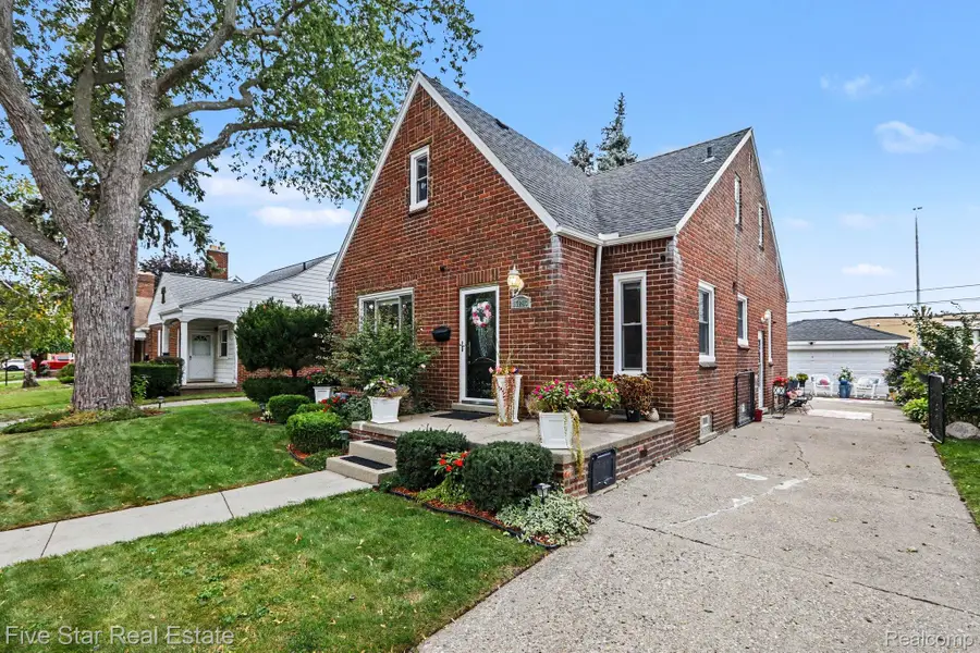 15283 Couzens Avenue, Eastpointe, MI 48021 - #3