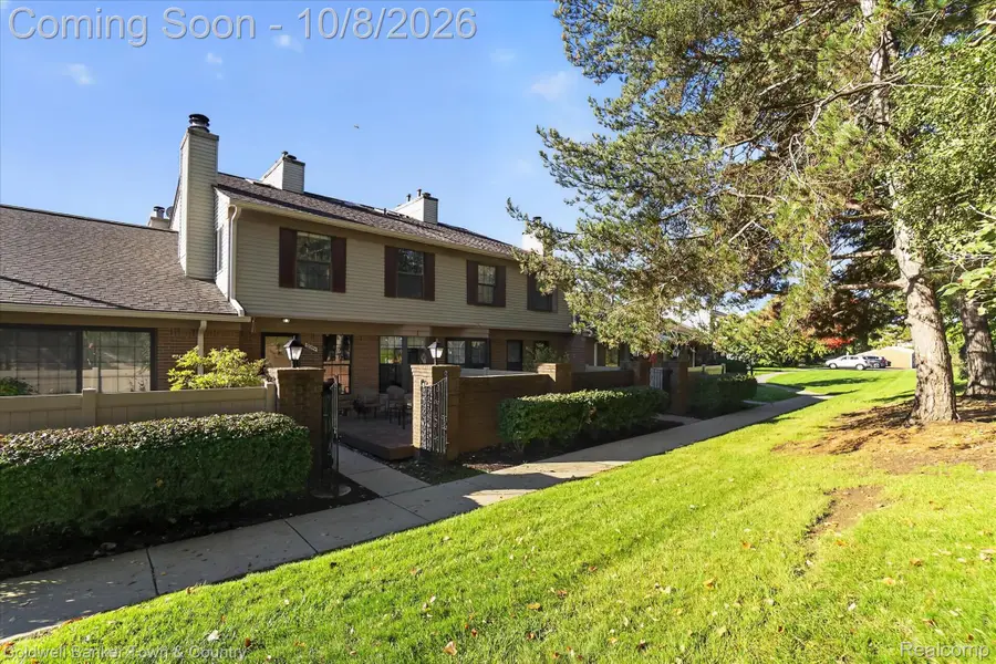 38804 Country Circle, Farmington Hills, MI 48331 - #2
