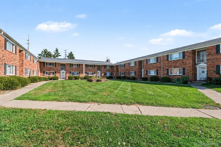 31831 Grand River Avenue W #52, Farmington, MI 48336 - #2