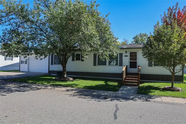 429 Crimson King Circle,, Clarkston, MI 48346