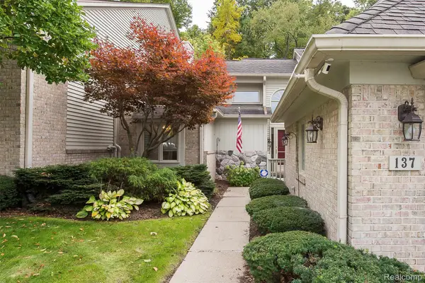 137 Hampton CT, Northville, MI 48168