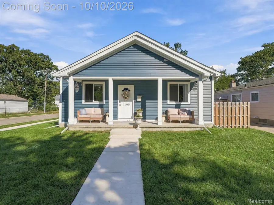 1109 E Pearl Avenue, Hazel Park, MI 48030 - #2