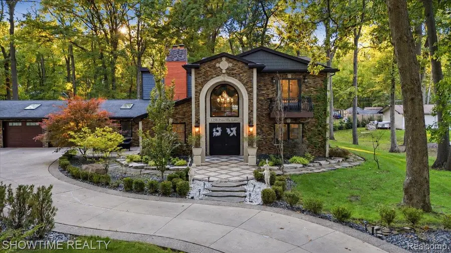 1258 Priscilla Lane, Rochester Hills, MI 48309 - #2