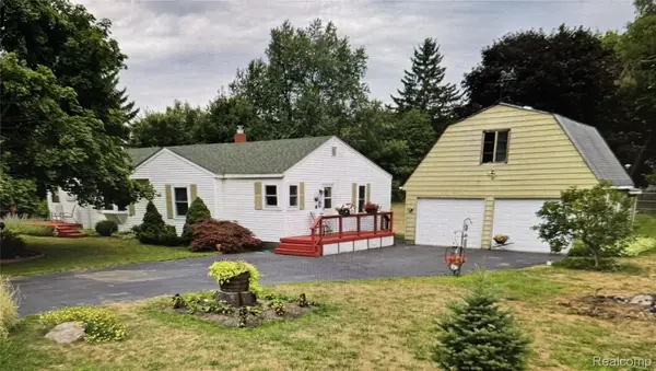 2201 Marston Drive, Waterford, MI 48327