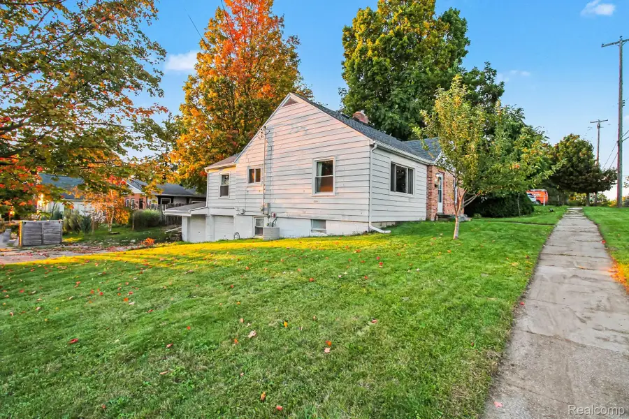 301 N East Street, Fenton, MI 48430 - #2
