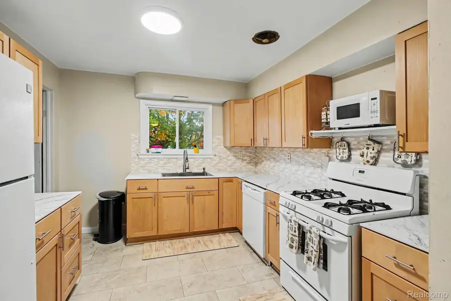 301 N East Street, Fenton, MI 48430 - #3