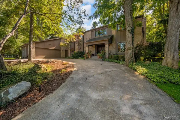 2041 Bloomfield Woods Court, WestBloomfield, MI 48323